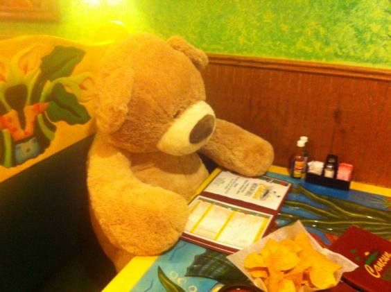 05 下课了去食堂吃饭，大爱薯片. Eat at Caferteria after class. Big fan of chips.